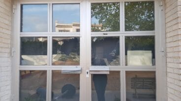 Ventanas rotas en el CEIP Trenc d’Alba