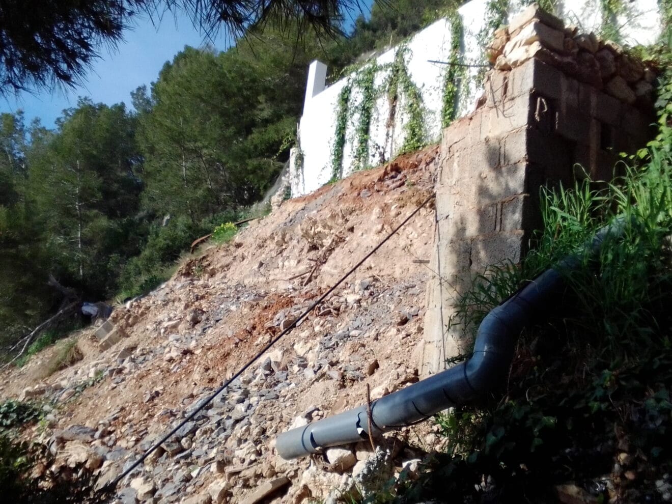 Vertido de escombros en el acceso a la pesquera