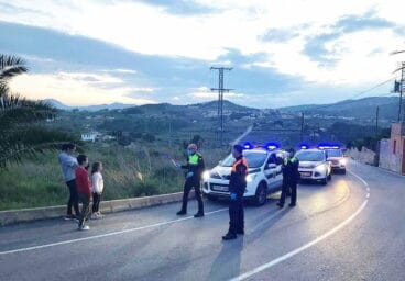 Visita de los agentes y protección civil a los niños durante estado de alarma