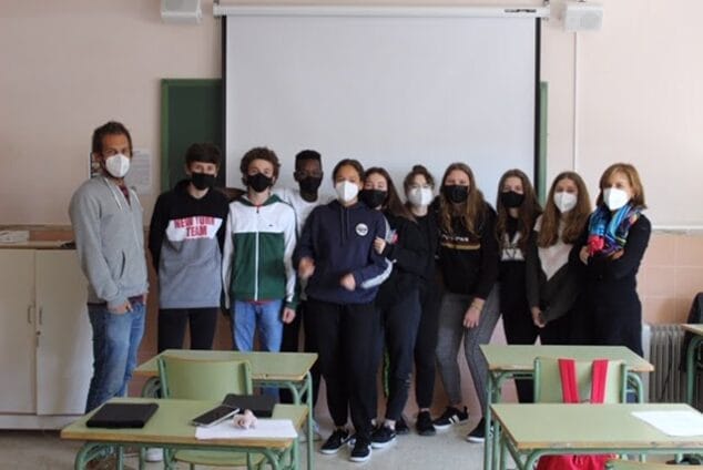 Imagen: Alumnos y profesores del IES Antoni Llidó