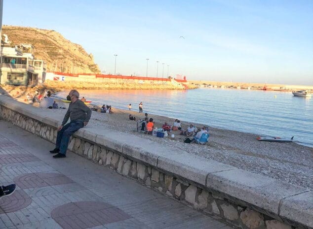 Imagen: Ambiente en la playa de la Grava de Xàbia