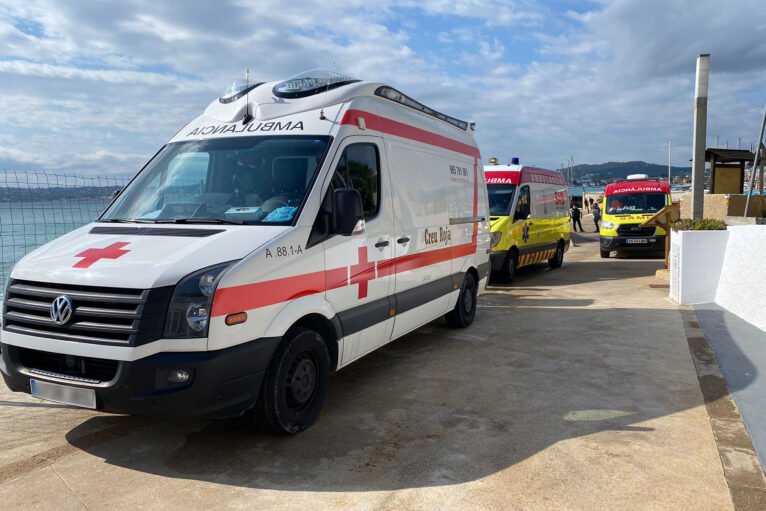 Ambulancias desplegadas en el lugar del suceso en Xàbia