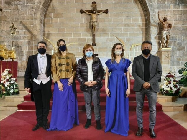 Imagen: Autoridades junto a las voces y director de la OCV