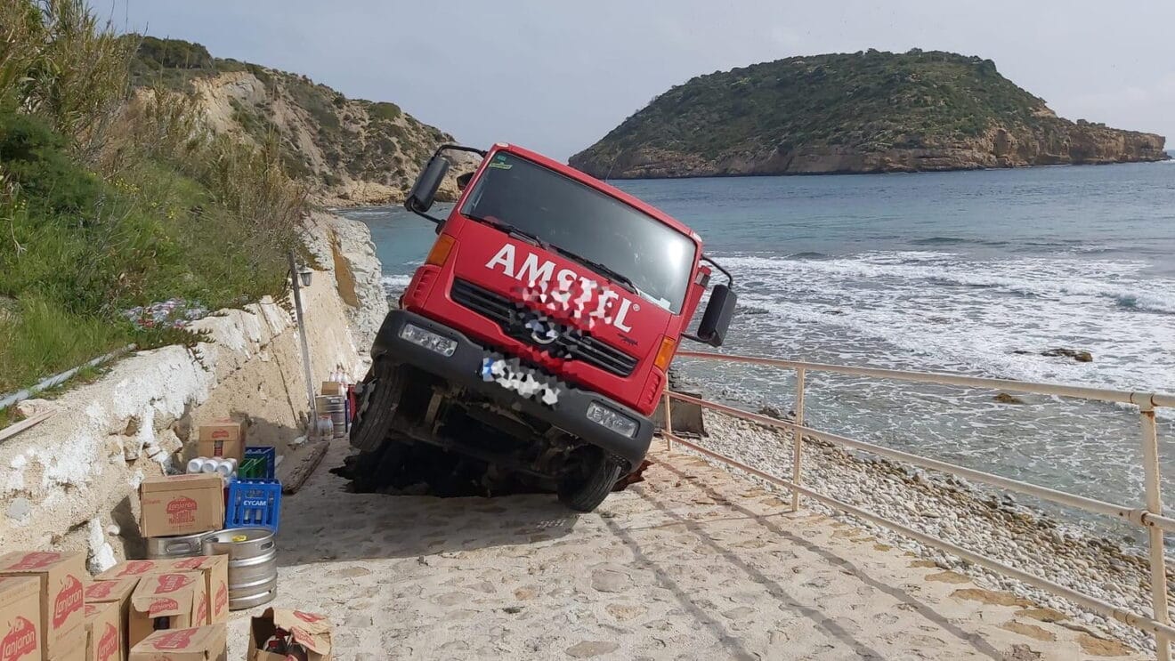 Camión atrapado en la Cala de la Barraca