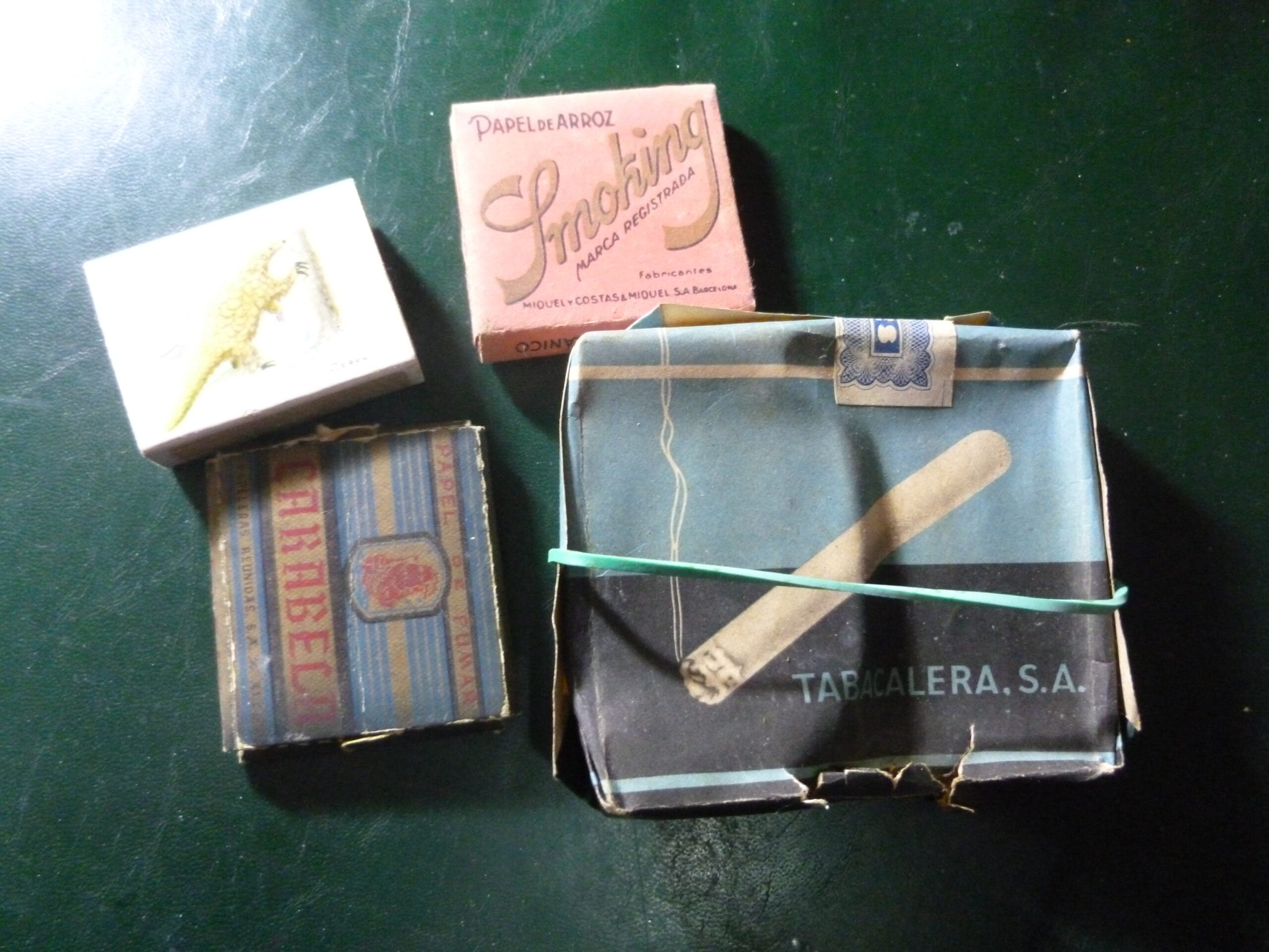 El tabaco, librillo de papel de fumar y cerillas. Fue el  último cigarrillo que fumo, de ‘Ideales’