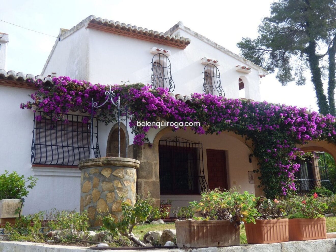 Fachada de un chalet en venta en la urbanización El Tosalet en Jávea - Inmobiliaria Belen Quiroga