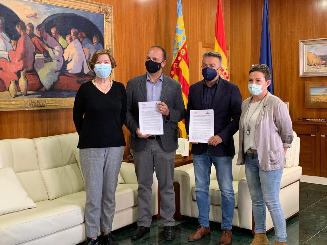Ediles de Xàbia con el conseller tras la firma del convenio