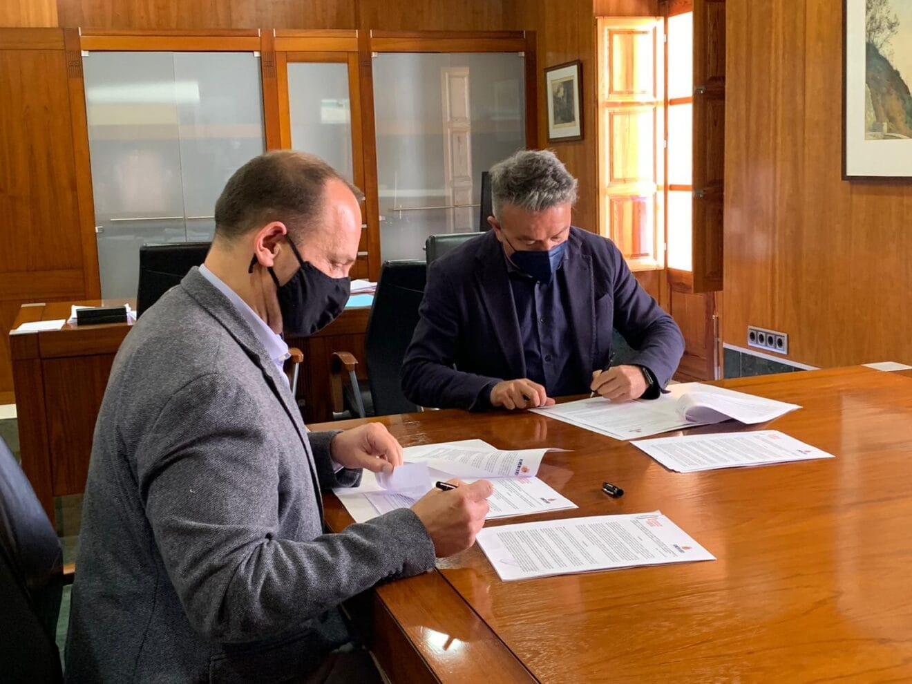 Rubén Martínez Dalmau y José Chulvi en la firma del convenio