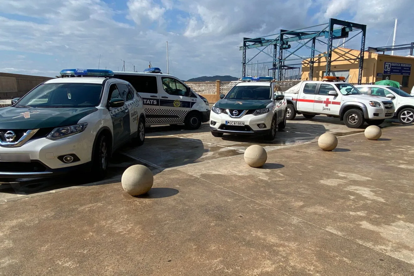 Varios vehículos de la Guardia Civil han acudido al lugar