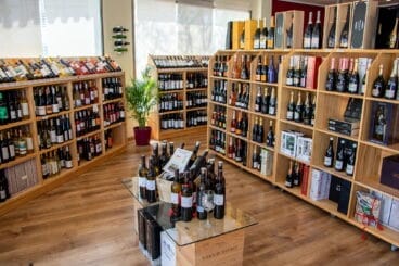 Distintas estanterías y secciones en el interior de Casa del Vino en Jávea