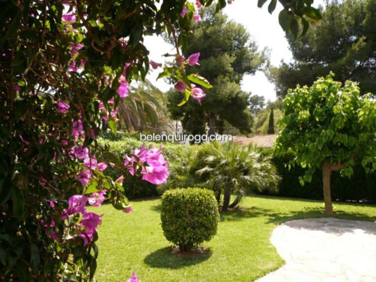 Jardín mediterráneo en un chalet en venta en la urbanización El Tosalet en Jávea - Inmobiliaria Belen Quiroga