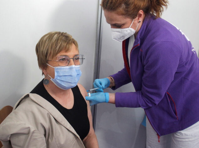 Imagen: La Consellera de Sanidad se vacuna contra la COVID-19