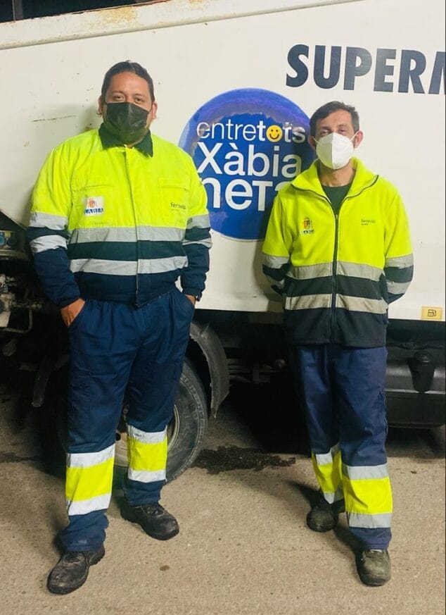 Imagen: Los dos trabajadores que hallaron y devolvieron la cartera