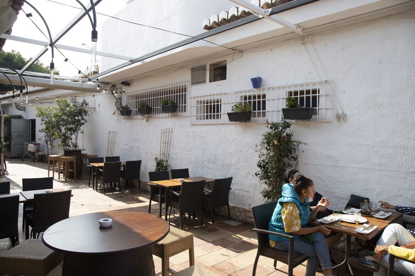 Mesas en el exterior de El Celler de la Fontana
