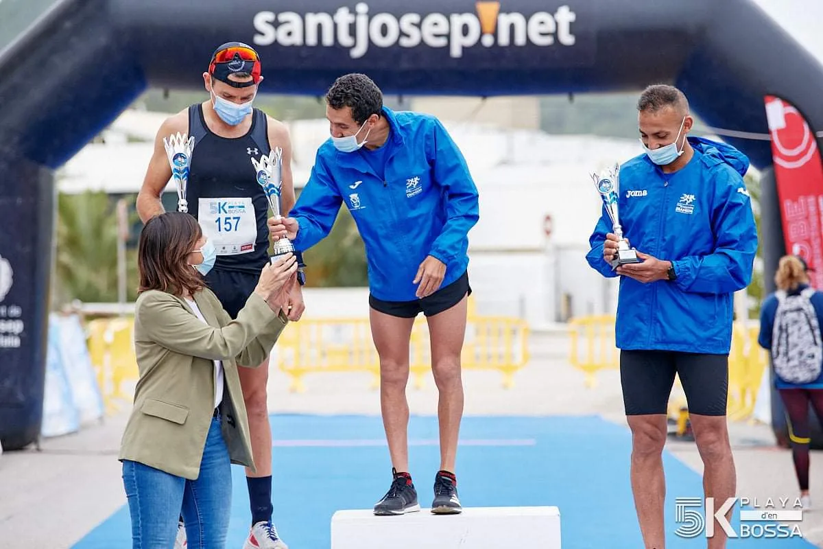 Moha Rida recogiendo el trofeo