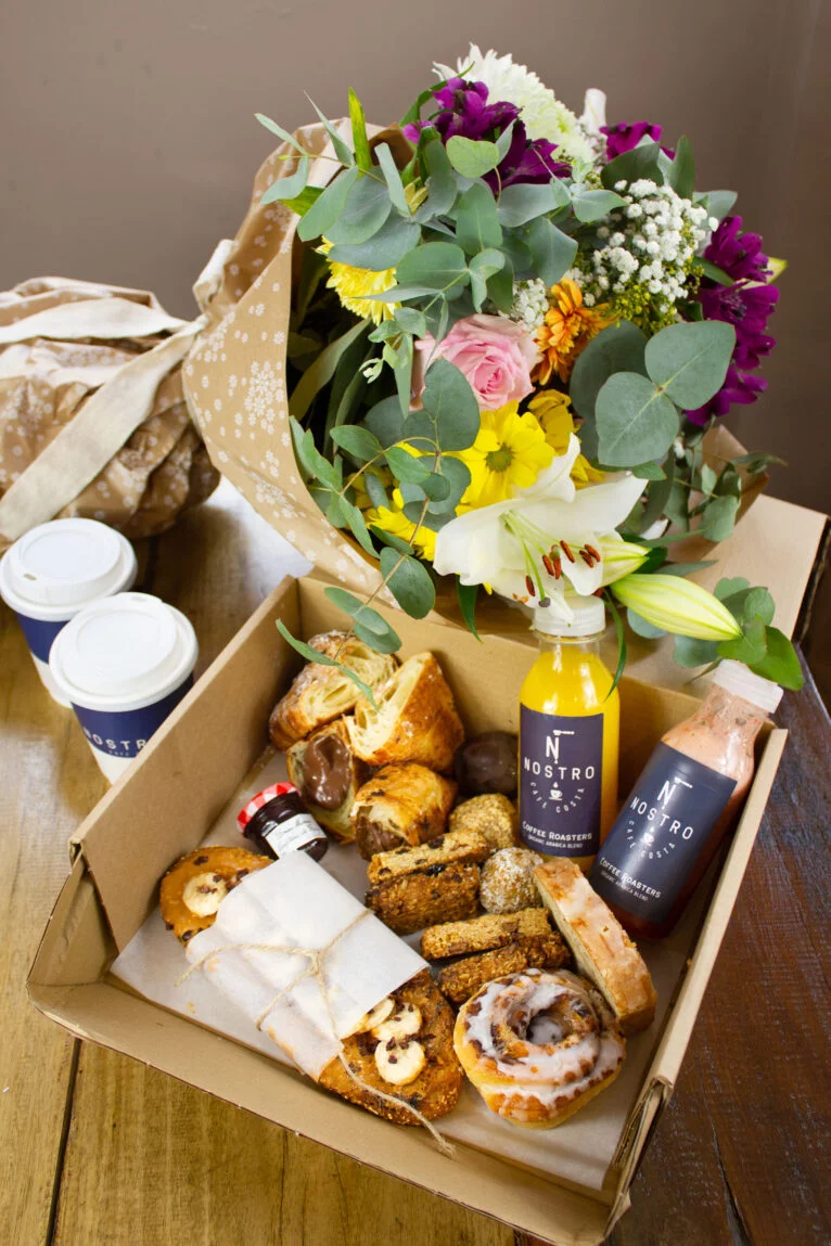 Caja de desayuno y flores - Nostro Café Costa