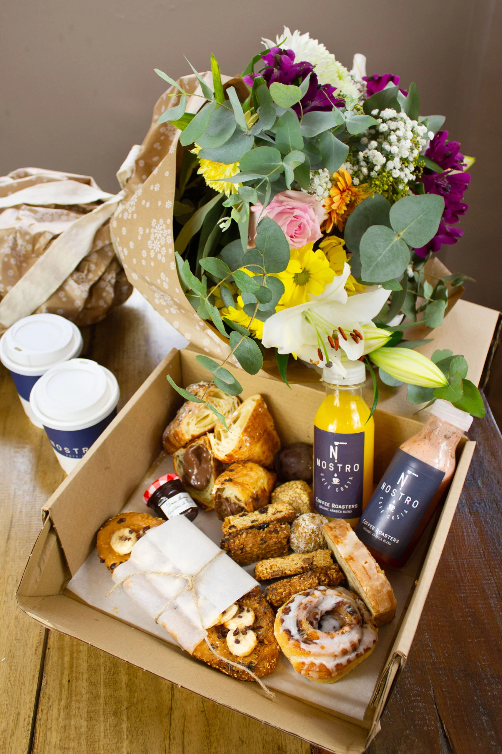 Caja de desayuno y flores – Nostro Café Costa