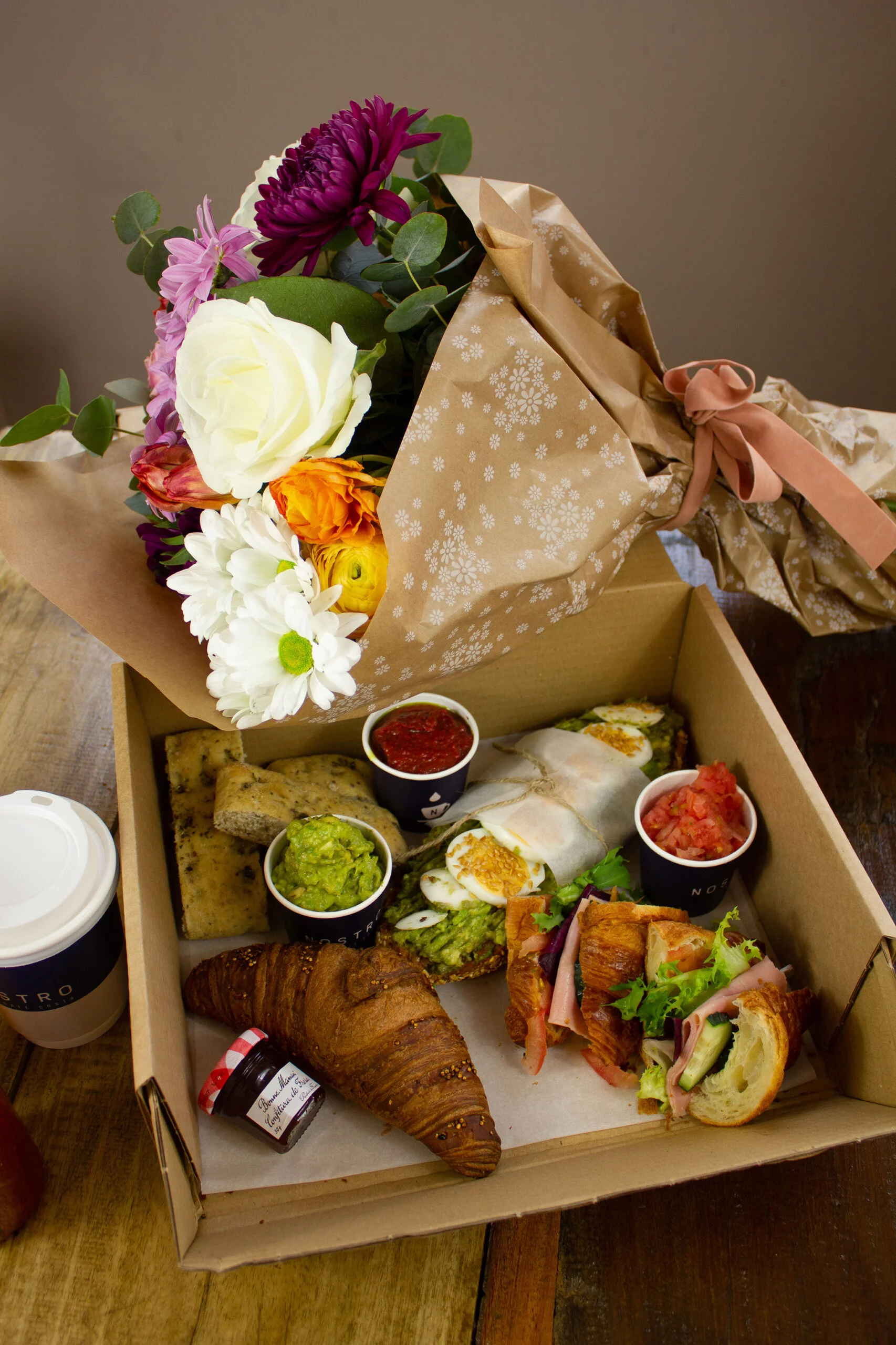 Combinación de caja de desayuno y ramo de flores para el Día de la Madre – Nostro Café Costa