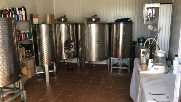 Imagen: Sala de filtración y embotellamiento de Oli de Xàbia