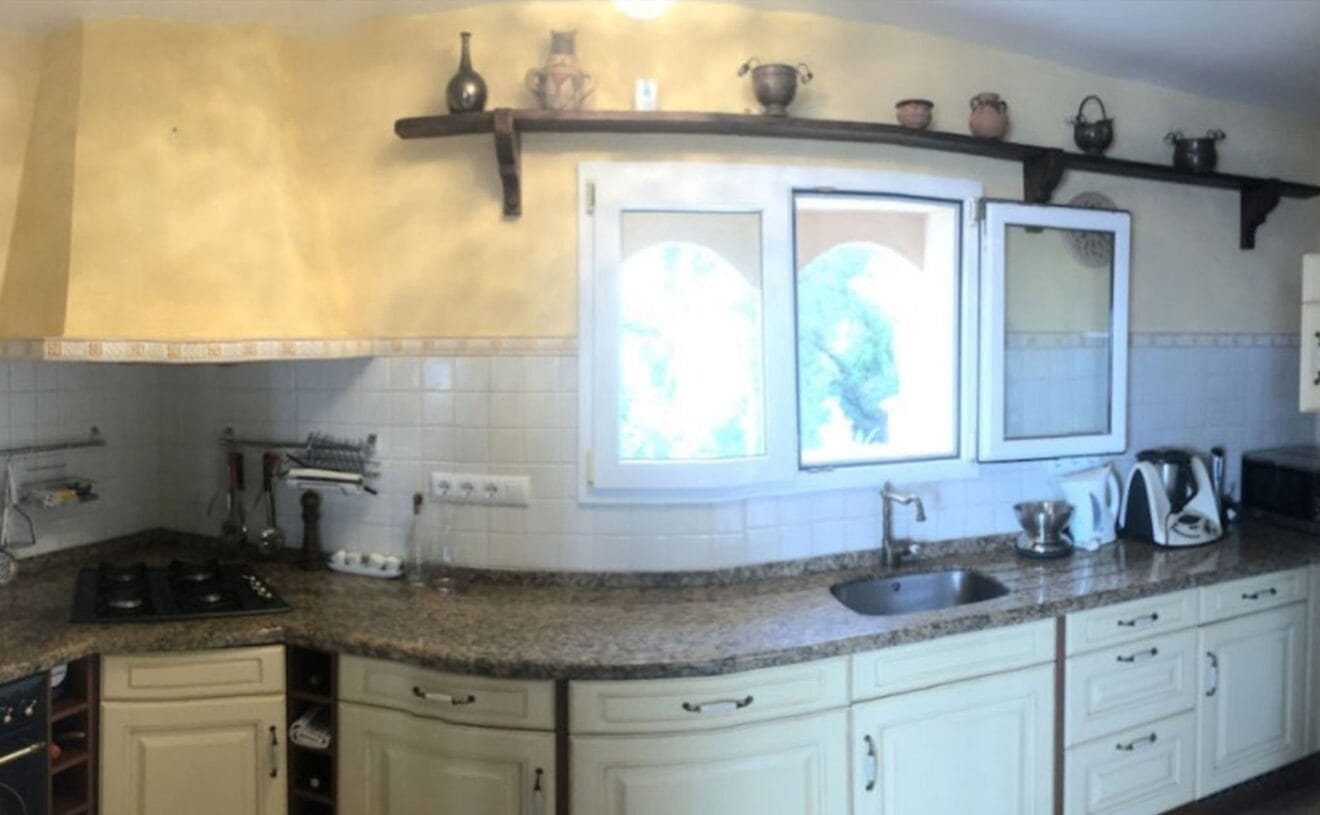 Una de las cocinas de una villa con vistas al mar en venta en Jávea - Terramar Costa Blanca