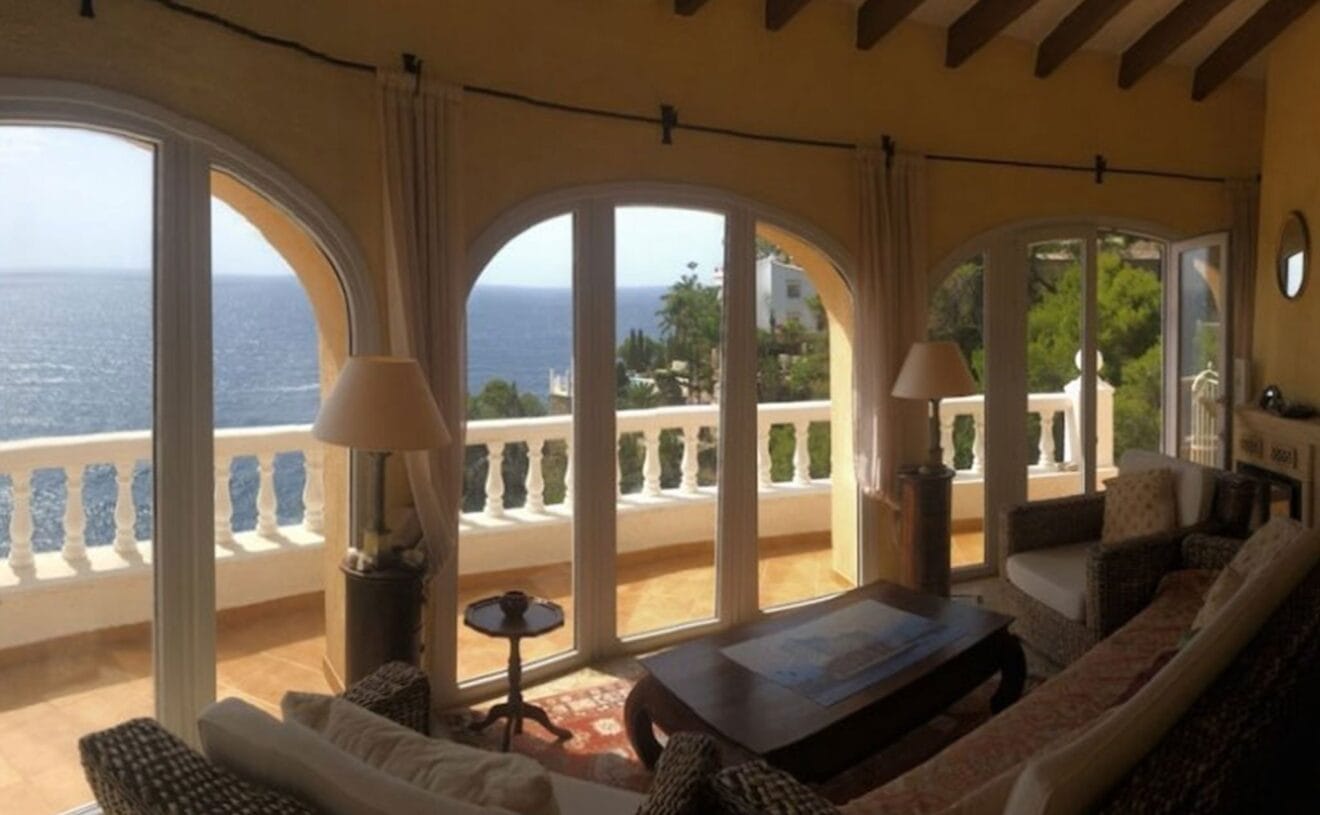 Uno de los salones de una villa con vistas al mar en venta en Jávea - Terramar Costa Blanca