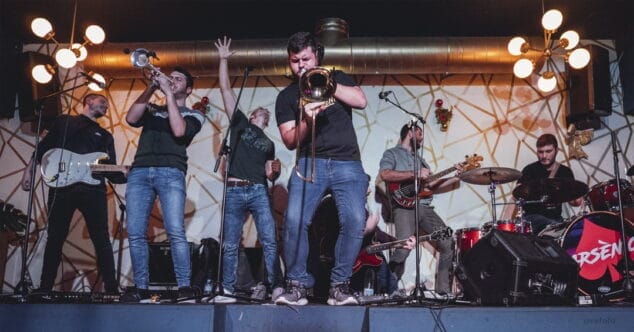 Imagen: Arsènic durante un concierto