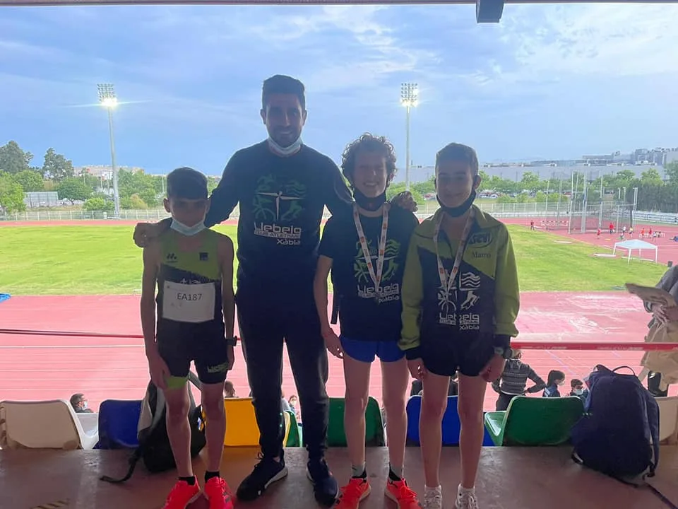 Atletas de Xàbia junto al entrenador con sus medallas