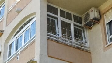 Cerramiento de cuatro hojas con cristal fijo arriba – Alucardona Pvc y Aluminios, S.L.