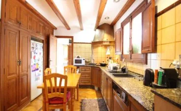 Cocina de una casa mediterránea con apartamento de invitados en Jávea – Atina Inmobiliaria