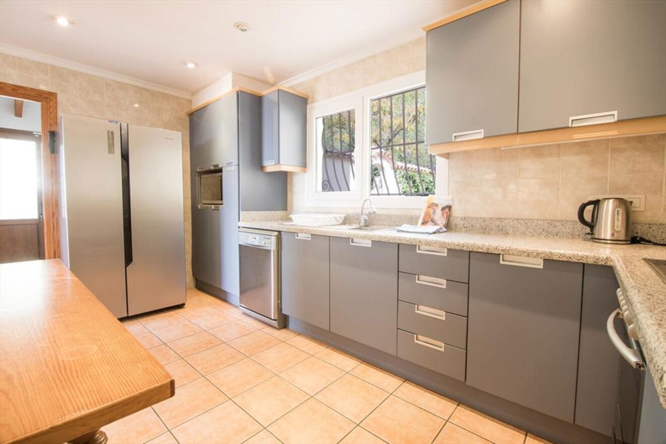 Cocina de una casa de vacaciones para catorce personas en Jávea - Quality Rent a Villa
