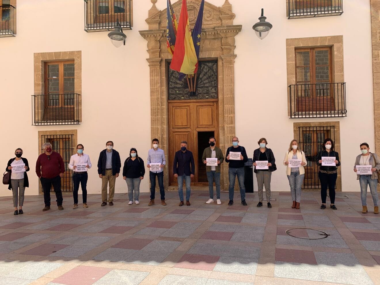 Concentración de PSOE y Compromís por el Fondo de Cooperación