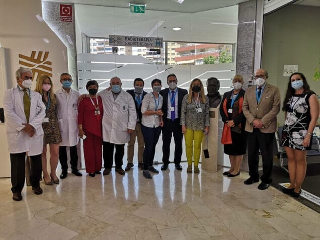 Imagen: La Dirección de Hospital Clínica Benidorm junto al equipo de evaluadores JCI