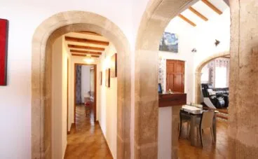 Distribuidor de una casa mediterránea con apartamento de invitados en Jávea – Atina Inmobiliaria