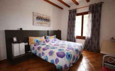 Dormitorio de una casa mediterránea con apartamento de invitados en Jávea – Atina Inmobiliaria