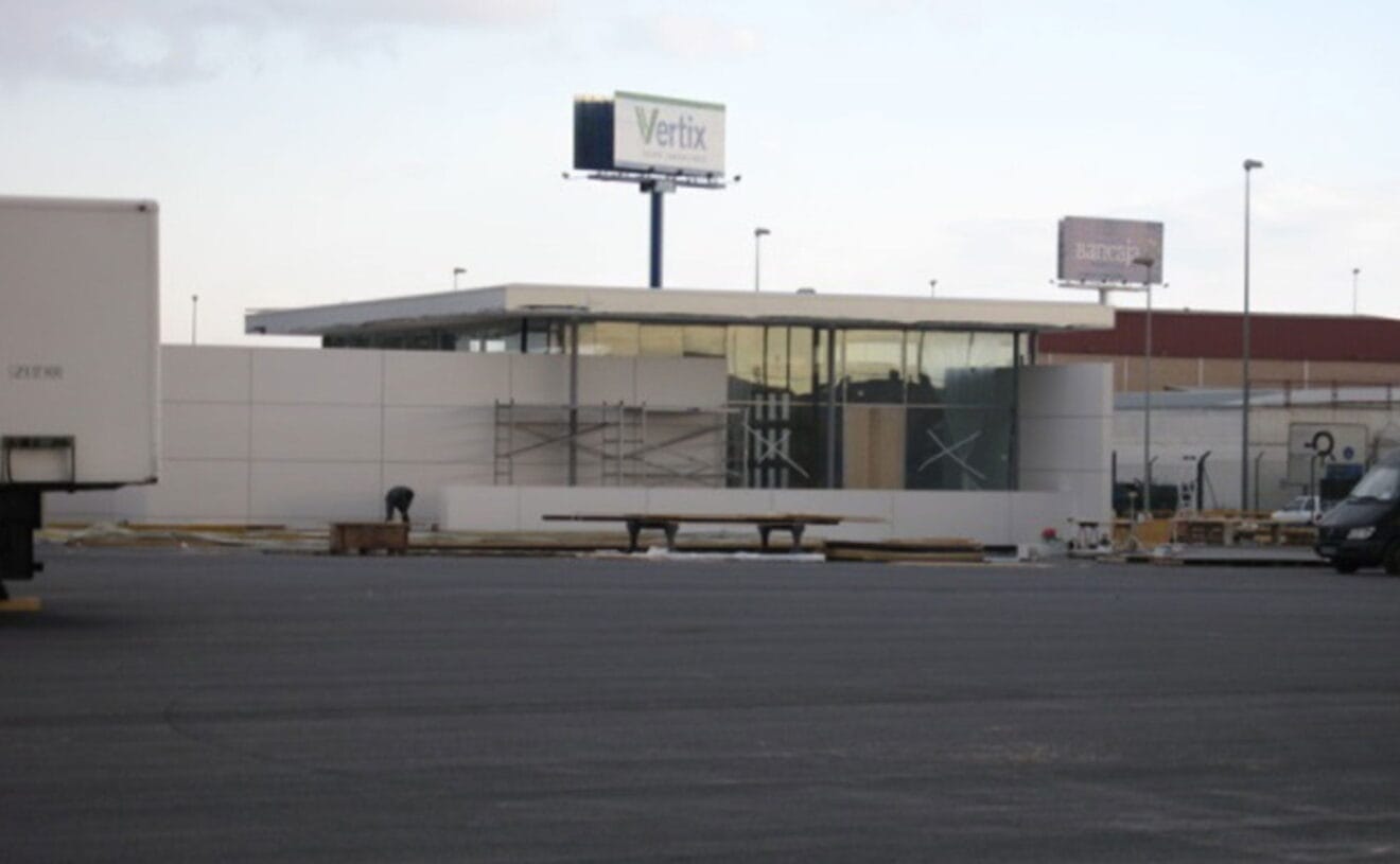 Edificio de presentación de BMW en Quart de Poblet, València - Quitec