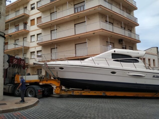 Imagen: El yate transportado en el remolque