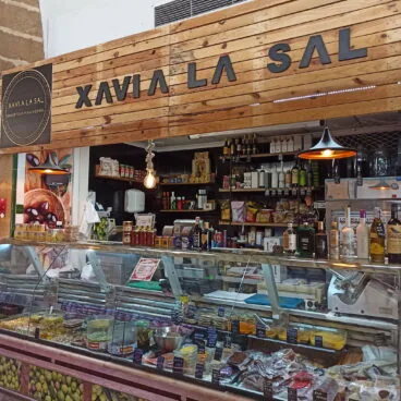 Escaparate del puesto de encurtidos y salazones en Jávea XAVI-A LA SAL