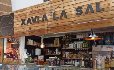 Escaparate de puesto de encurtidos y salazones en Jávea – XAVI-A LA SAL