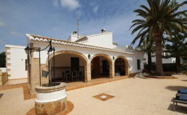 Exterior de una casa mediterránea con apartamento de invitados en Jávea – Atina Inmobiliaria