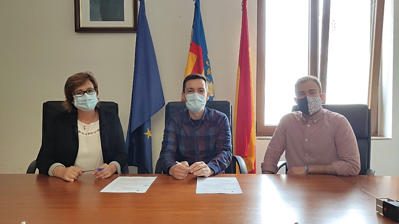 Firma del convenio con el Grup de Danses Morro Falquí