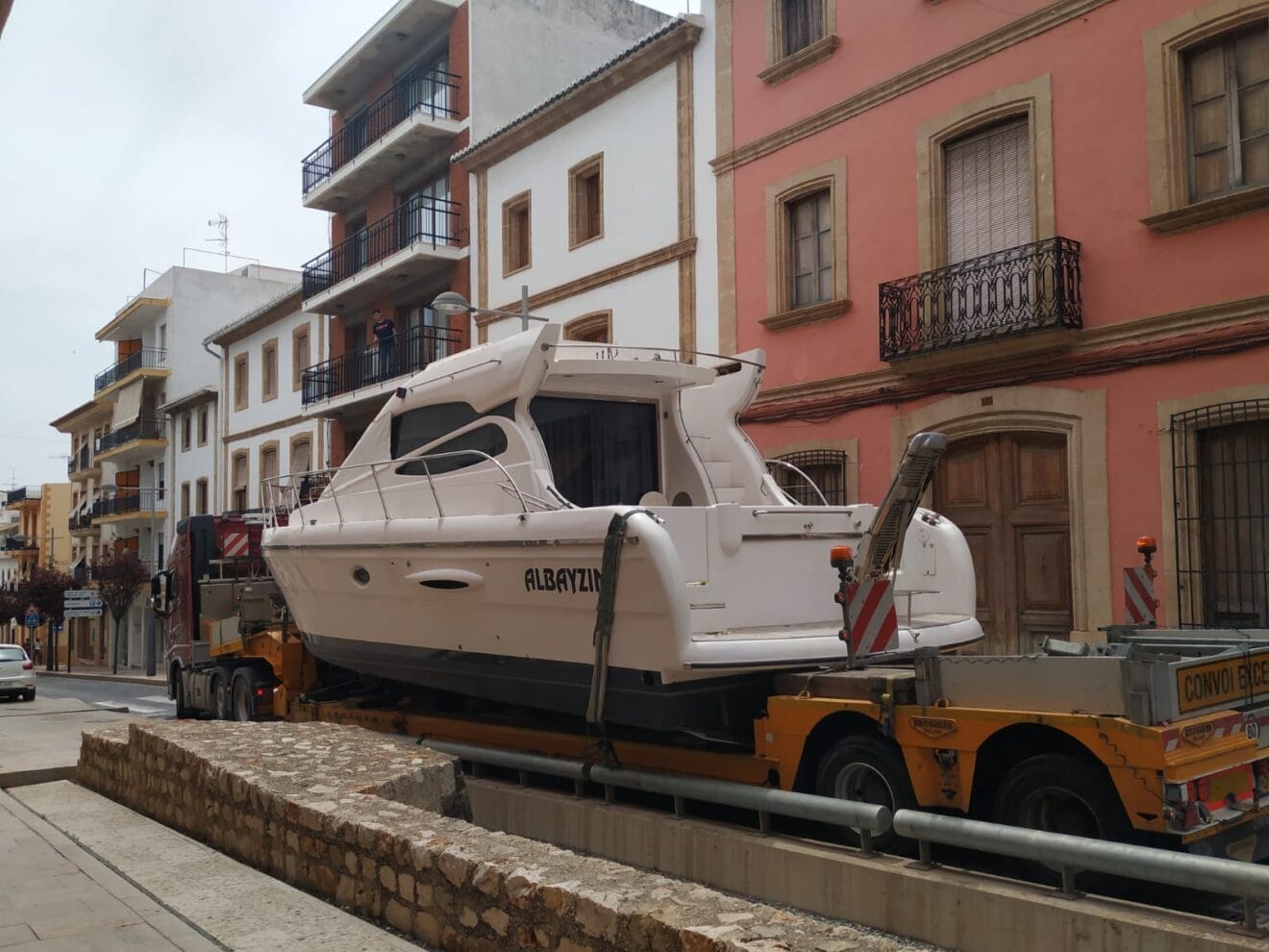 Momento de las maniobras para sacar el yate