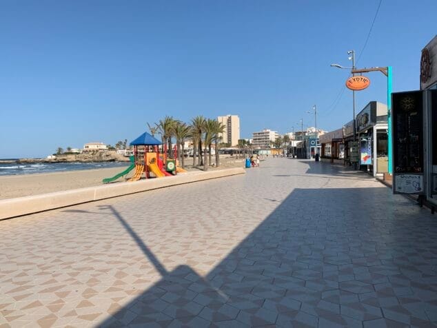 Imagen: Paseo del Tenista David Ferrer en la playa del Arenal