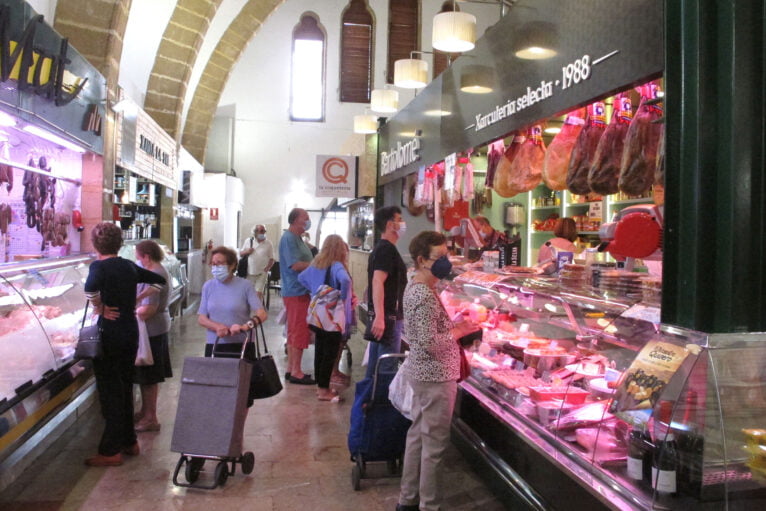 Personas comprando en el Mercat de Xàbia