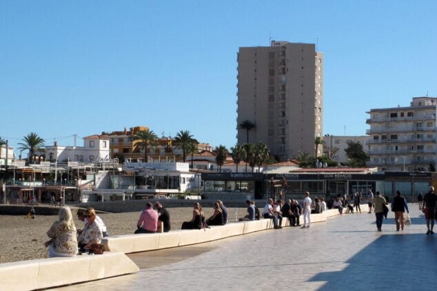 Imagen: Personas paseando en la playa del Arenal