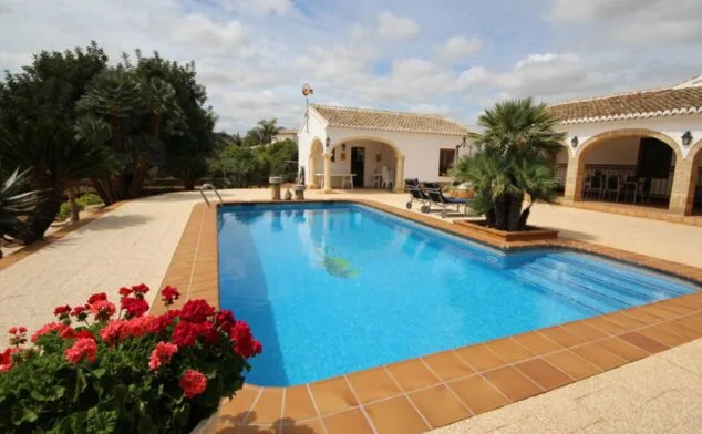Imagen: Piscina de una casa mediterránea con apartamento de invitados en Jávea - Atina Inmobiliaria