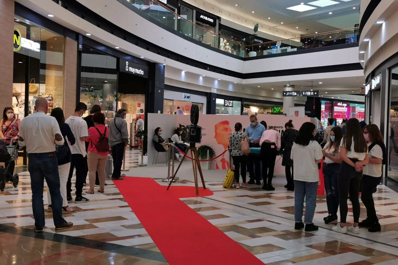 Planta baja de Portal de la Marina, con los puestos de donación al fondo