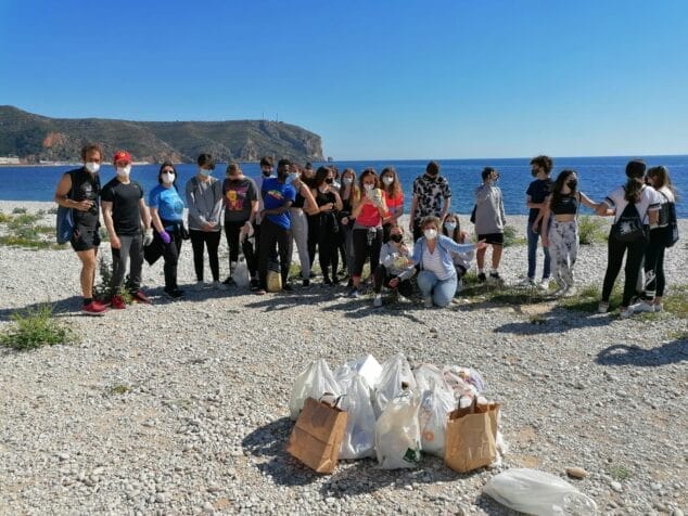 Imagen: Plogging alumnos de los IES de Xàbia