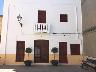 Renovada imagen de la casa de la Plaza de la Iglesia