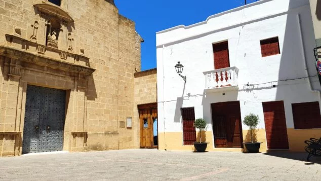 Imagen: Renovada imagen de la Plaza de la Iglesia de Benitatxell