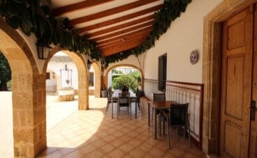 Terraza cubierta de una casa mediterránea con apartamento de invitados en Jávea – Atina Inmobiliaria